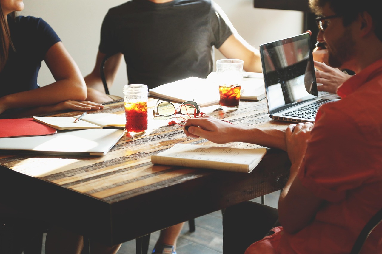 Équipe préparant en amont les objectifs d'un team building d'entreprise à Toulon